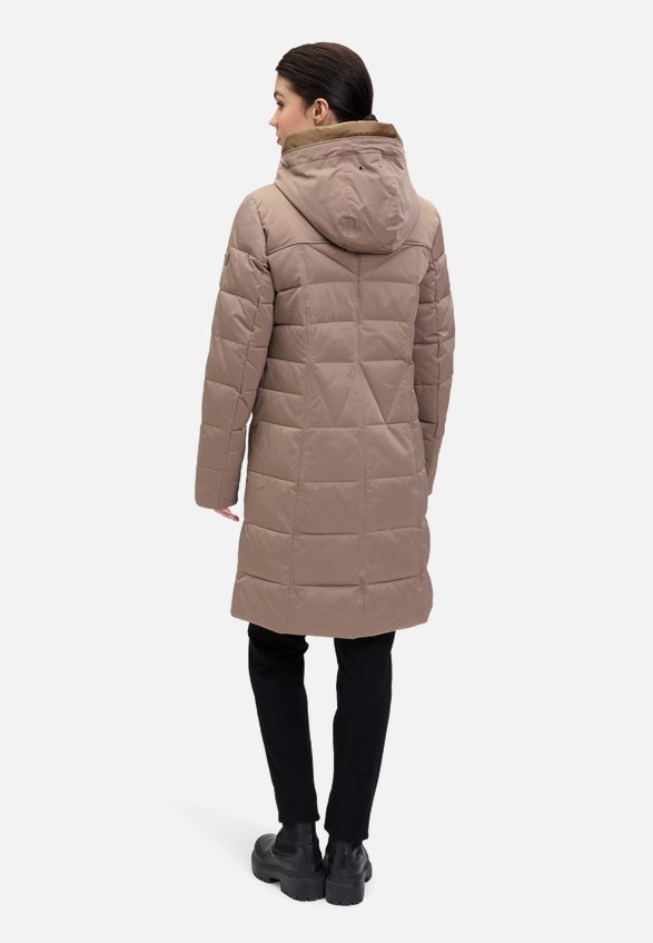 Steppjacke mit Kapuze / Modellfoto Rückseite