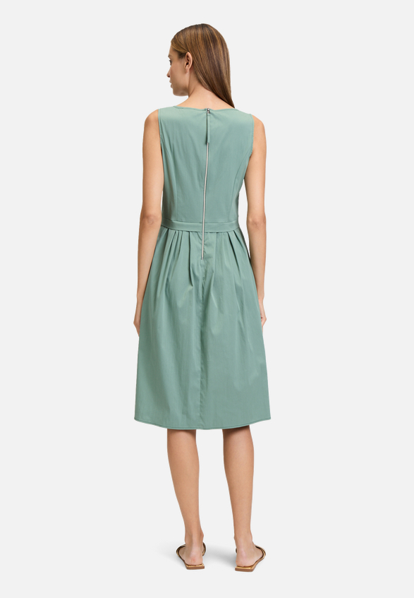 Sommerkleid tailliert / Modellfoto Rückseite