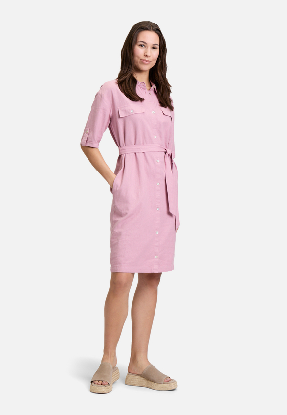 Freizeitkleid mit Gürtel / Modellfoto Vorderseite (Outfit)