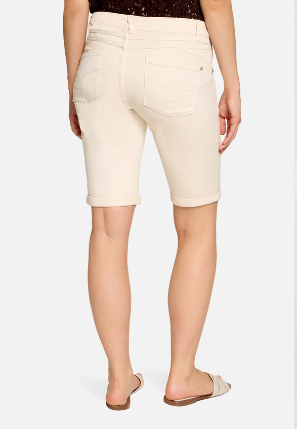 Shorts mit Stickerei / Modellfoto Rückseite
