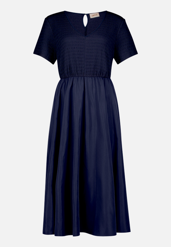 Midikleid mit Eingrifftaschen / Vorderseite