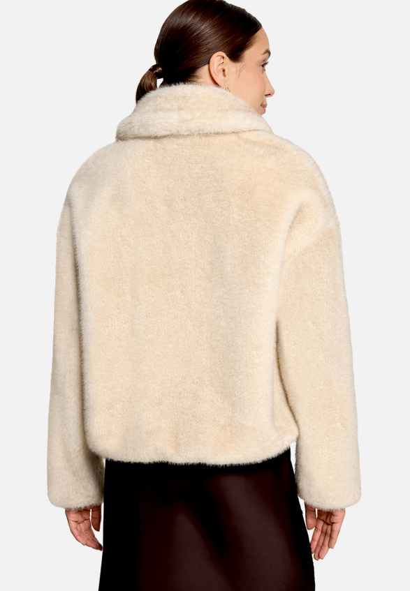 Plüschjacke  mit Reißverschluss / Modellfoto Rückseite
