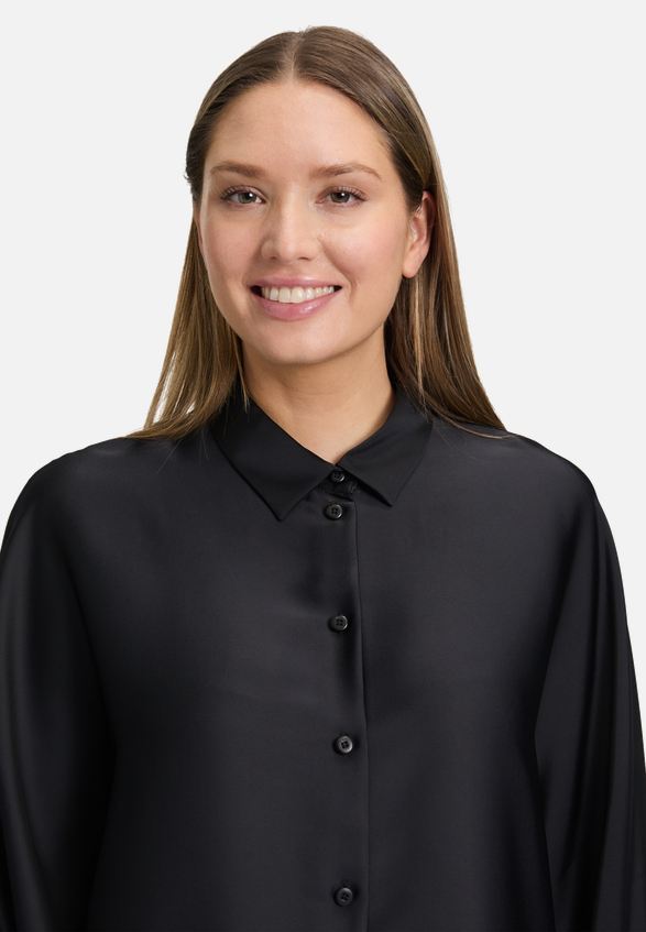 Satin-Bluse mit Kragen / Detailbild