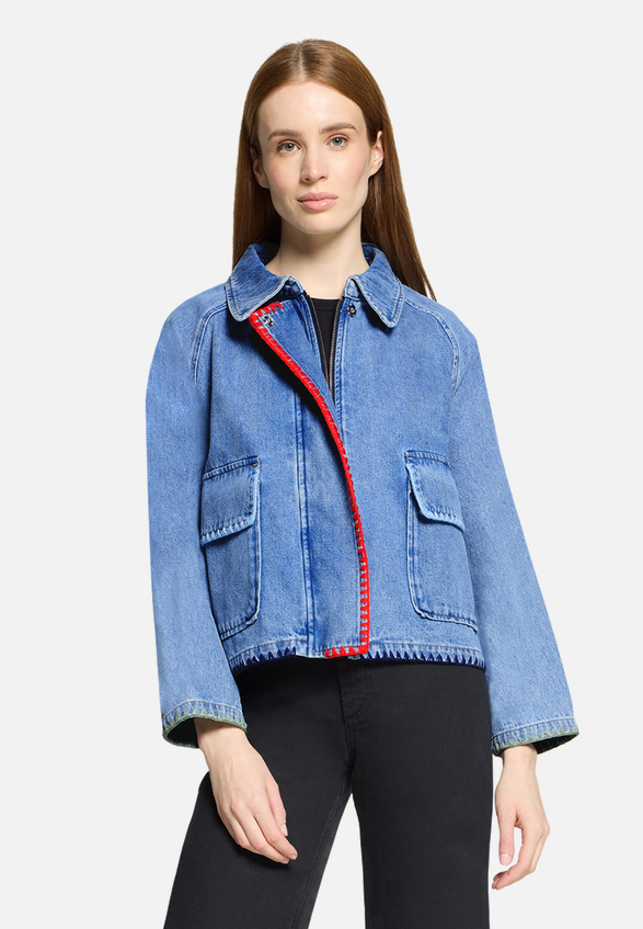 Jeansjacke mit aufgesetzten Taschen / Modellfoto Vorderseite