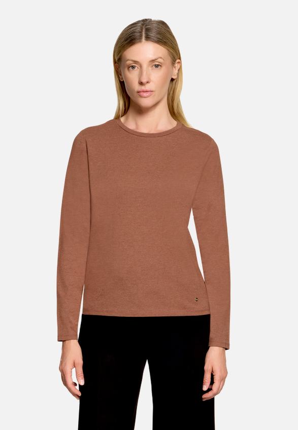 Casual-Shirt mit Rundhalsausschnitt / Modellfoto Vorderseite