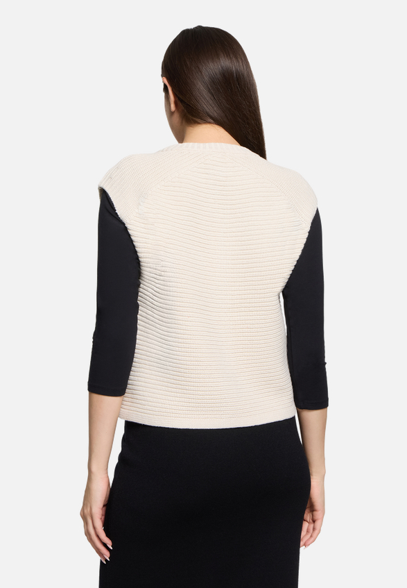 Grobstrickjacke ohne Arm / Modellfoto Rückseite