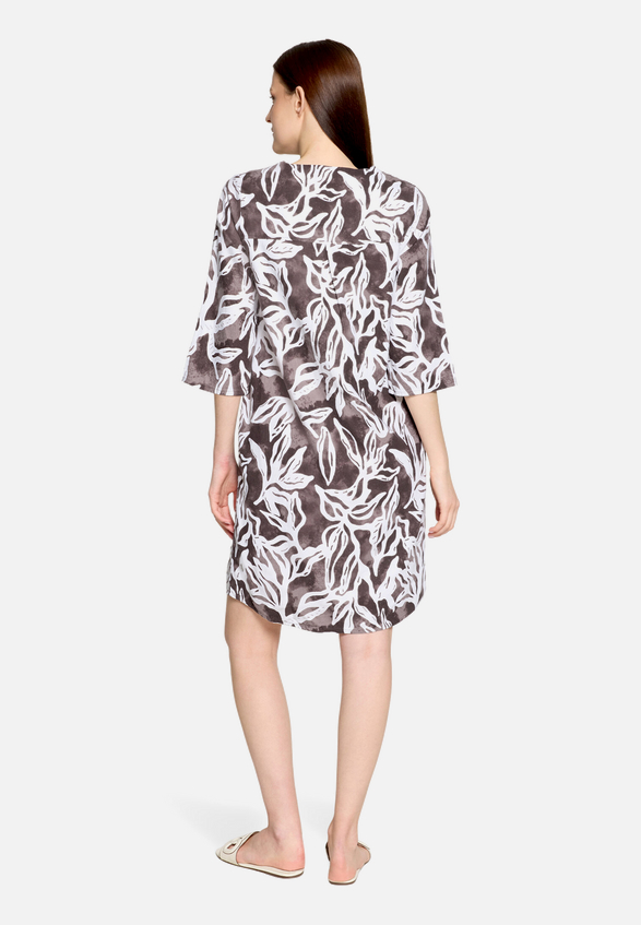 Sommerkleid mit Muster / Modellfoto Rückseite