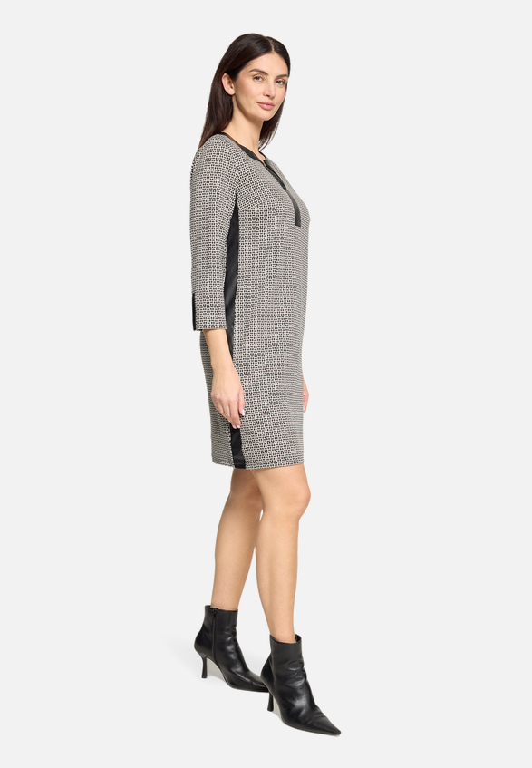 Jerseykleid mit Eingrifftaschen / Modellfoto Vorderseite (Outfit)