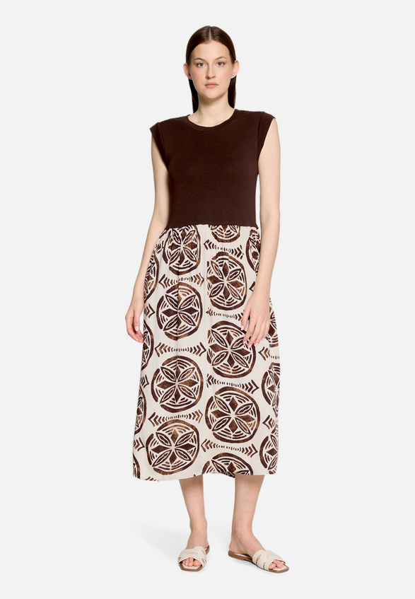 Casual-Kleid mit Eingrifftaschen / Modellfoto Vorderseite