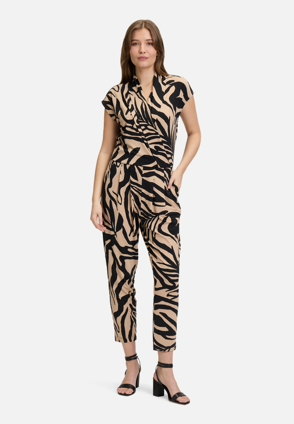 Jumpsuit mit Eingrifftaschen / Modellfoto Vorderseite (Outfit)