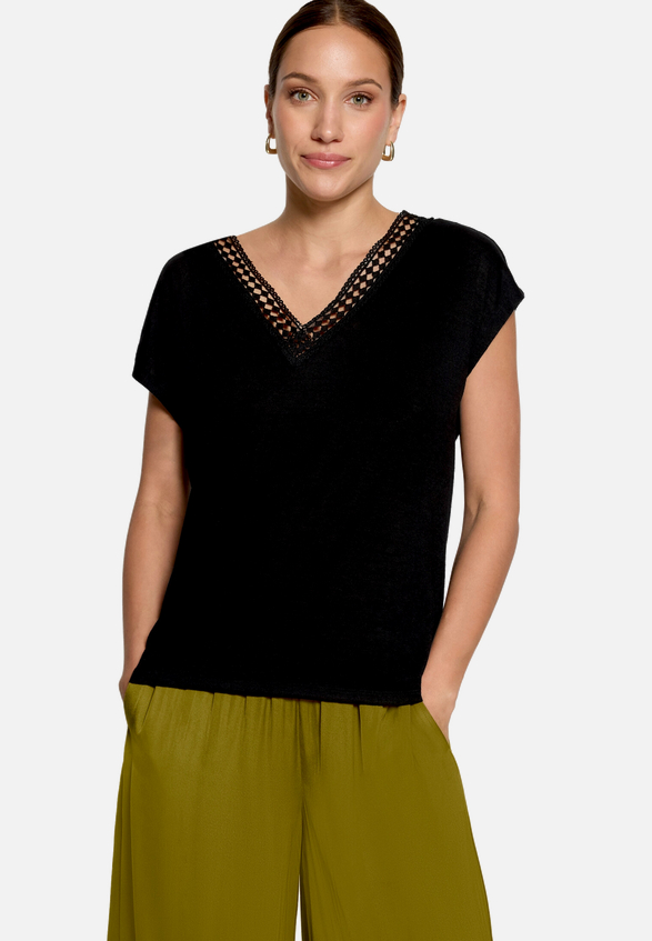 T-Shirt  mit Spitze / Modellfoto Vorderseite