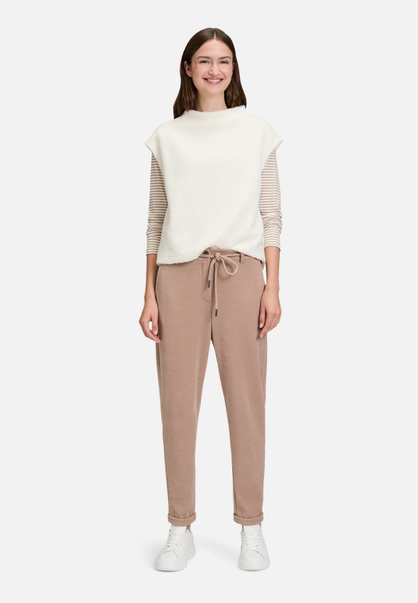 Casual-Hose mit Struktur / Modellfoto Vorderseite (Outfit)