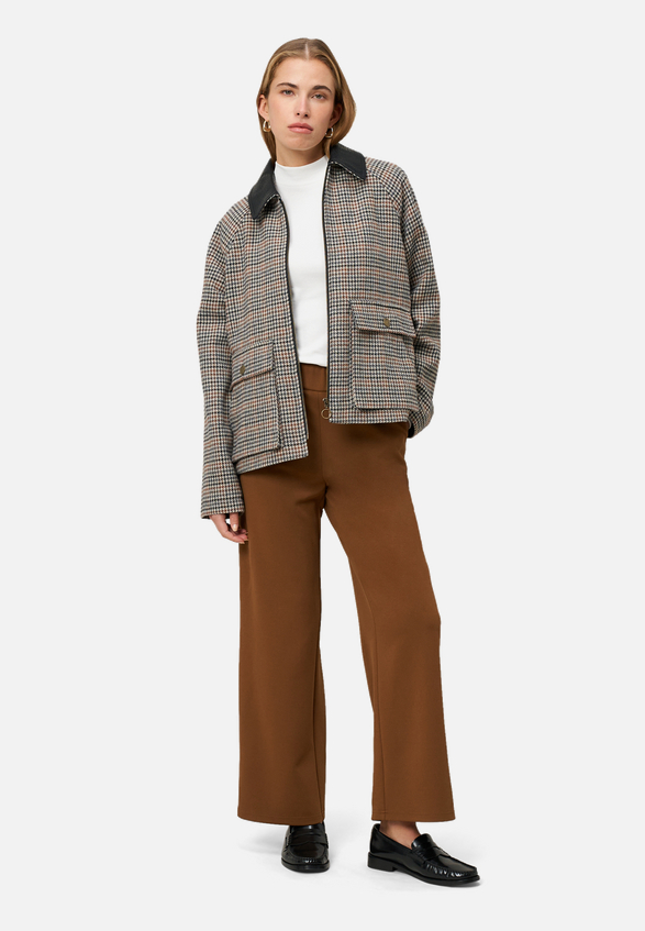 Basic-Hose in 7/8 Länge Malou / Modellfoto Vorderseite (Outfit)