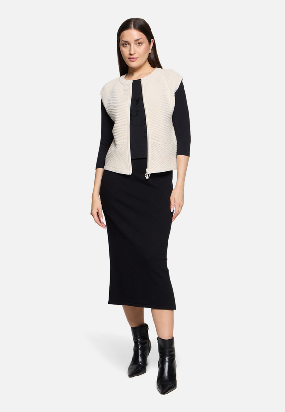 Grobstrickjacke ohne Arm / Modellfoto Vorderseite (Outfit)