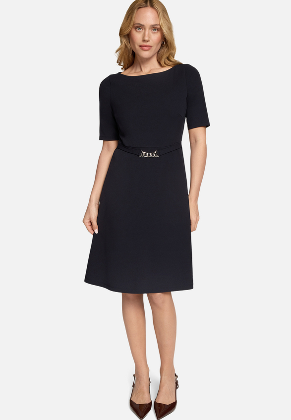 Jerseykleid mit Gürtel / Modellfoto Vorderseite