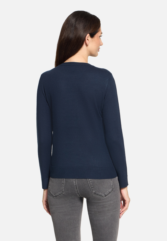 Basic-Strickpullover mit Rundhalsausschnitt / Modellfoto Rückseite