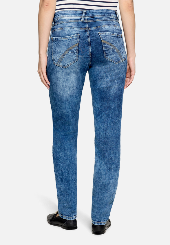 Boyfriend-Hose mit Nieten / Modellfoto Rückseite