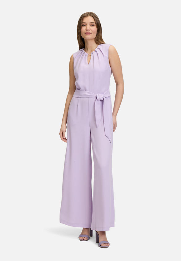 Jumpsuit ohne Arm / Modellfoto Vorderseite