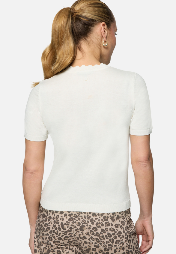 Kurzarmpullover  mit Wellensaum  / Modellfoto Rückseite
