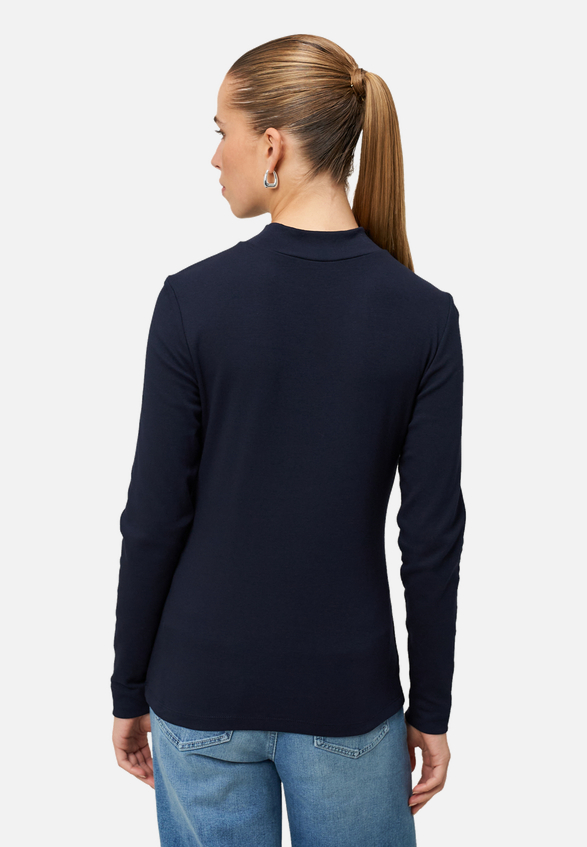 Langarmshirt mit Stehkragen / Modellfoto Rückseite