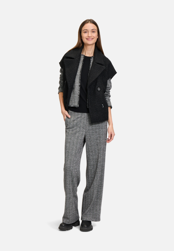 Stoffhose mit Lurexfaden / Modellfoto Vorderseite (Outfit)
