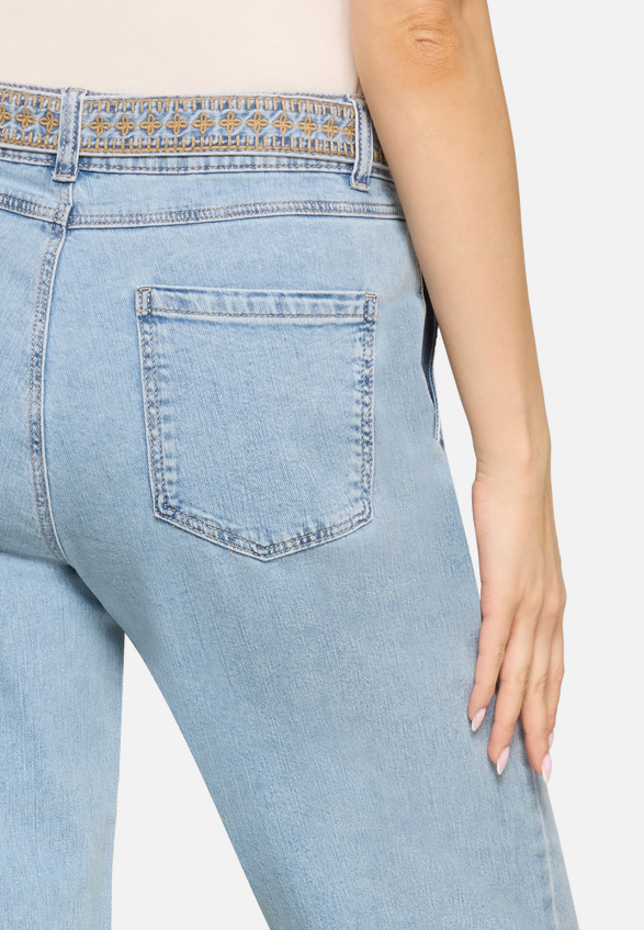 Sommerjeans mit Stickerei / Detailbild