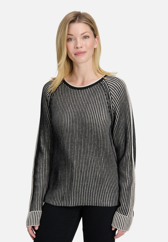 Grobstrick-Pullover mit Rippenstruktur / Modellfoto Vorderseite