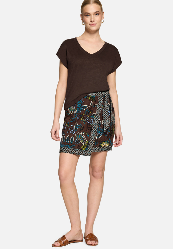 Basic-T-Shirt  mit V-Ausschnitt / Modellfoto Vorderseite (Outfit)