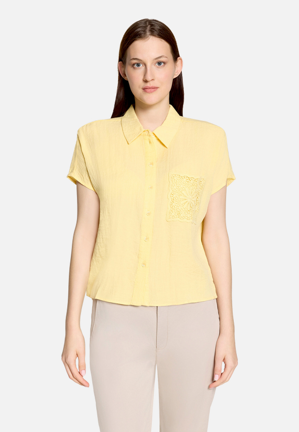 Oversize-Bluse mit aufgesetzter Brusttasche / Modellfoto Vorderseite