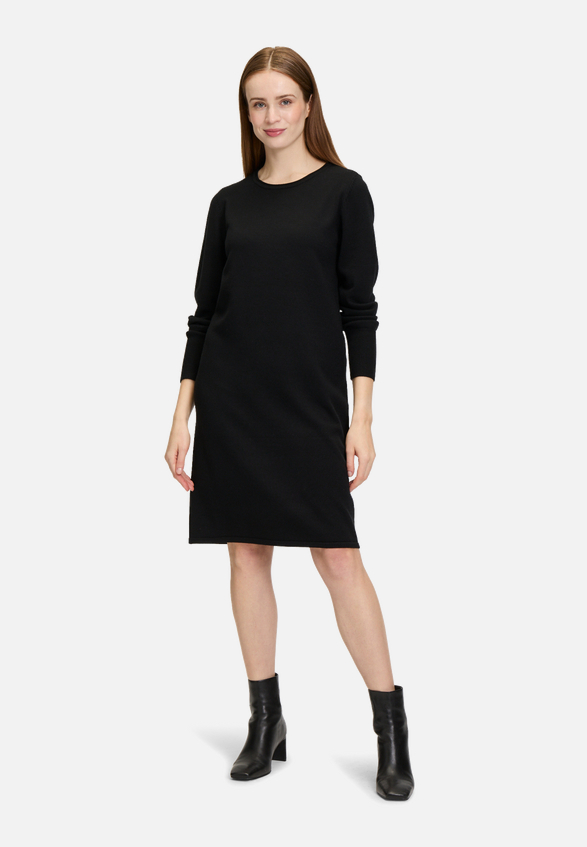 Strickkleid mit Rundhalsausschnitt / Modellfoto Vorderseite (Outfit)