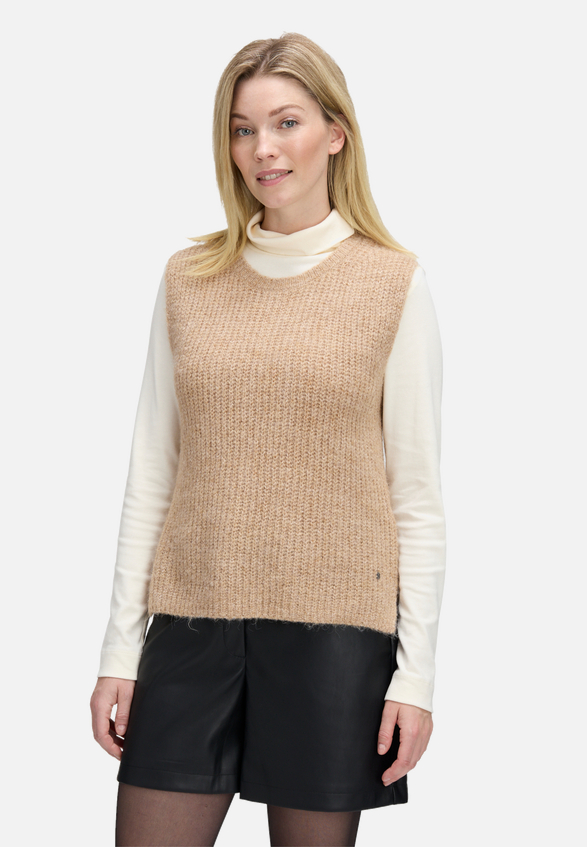 Strickpullover ohne Arm / Modellfoto Vorderseite