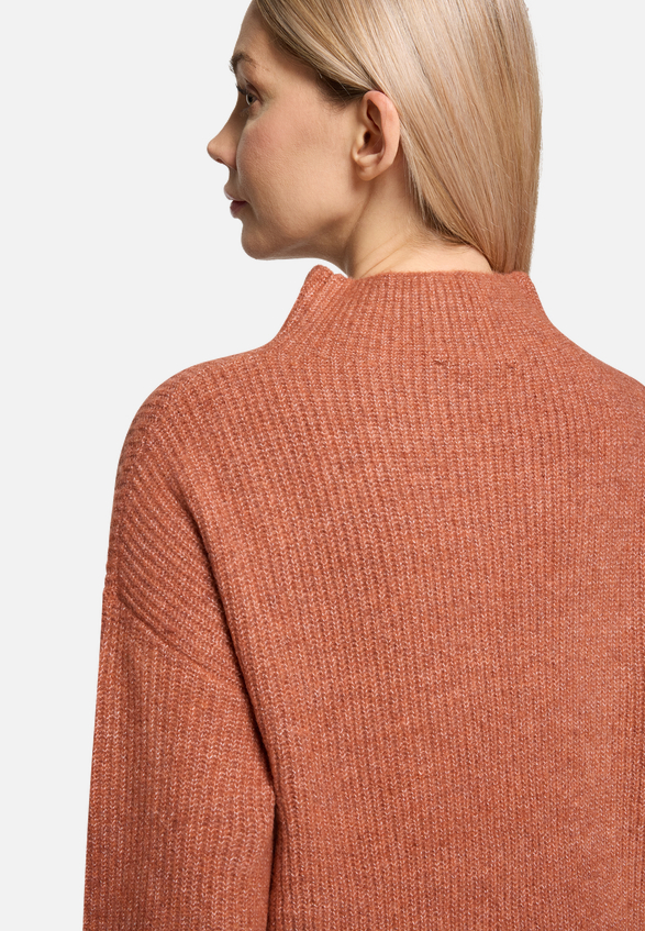 Strickkleid mit Stehkragen / Detailbild