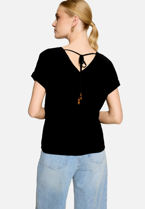 T-Shirt  mit V-Ausschnitt und Bindedetail  / Modellfoto Rückseite