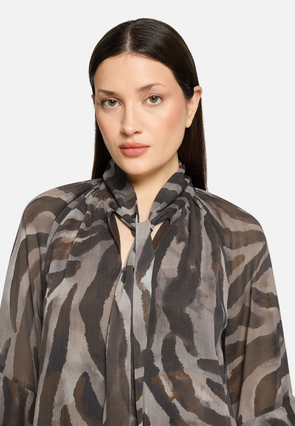 Chiffonbluse mit Volant / Detailbild