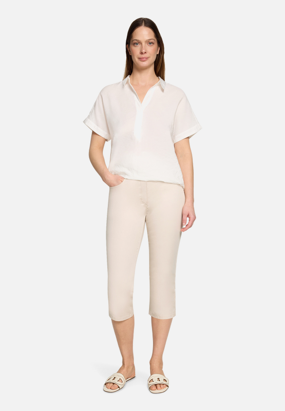 Sommerhose Slim Fit / Modellfoto Vorderseite (Outfit)