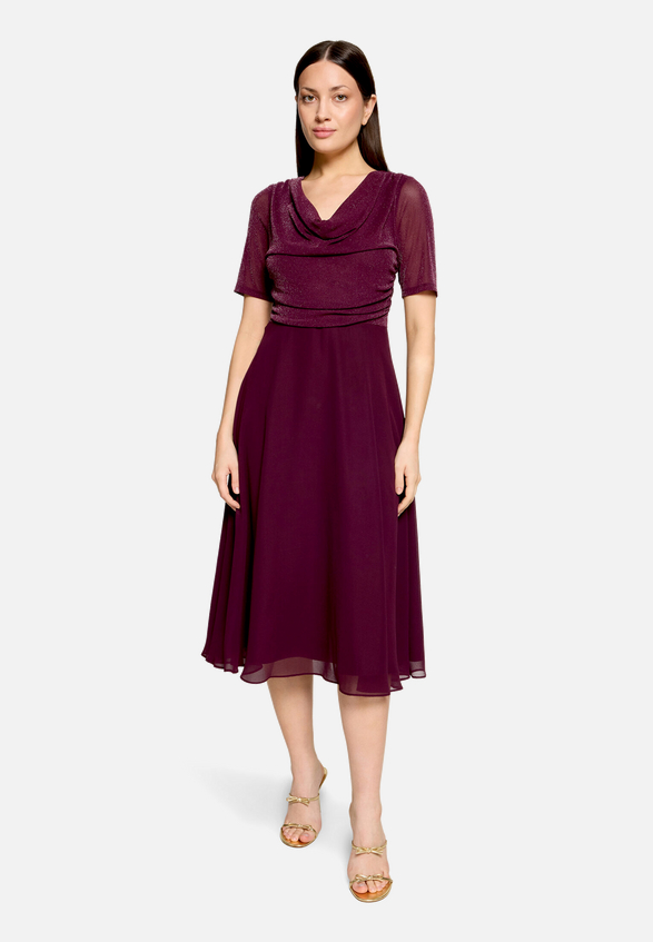 Cocktailkleid im Glitzer-Look / Modellfoto Vorderseite