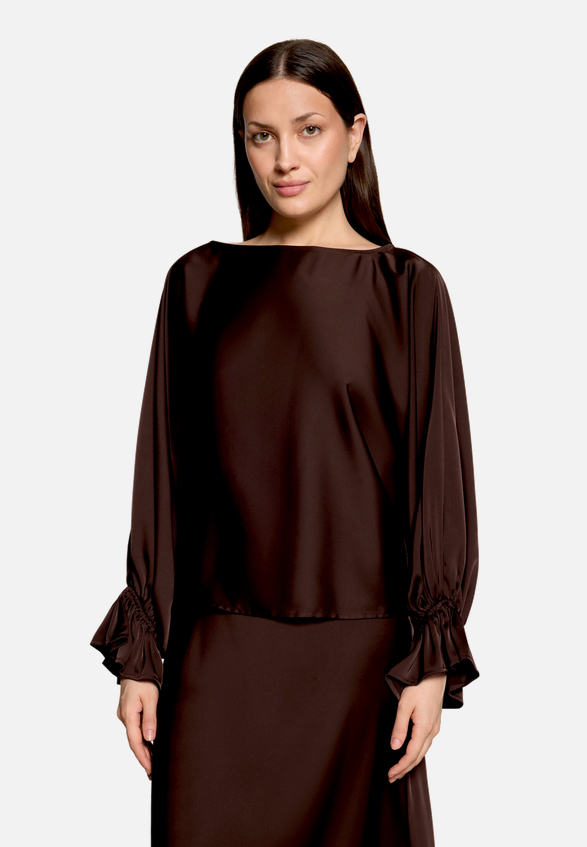 Satin-Bluse mit Fledermausärmeln / Modellfoto Vorderseite
