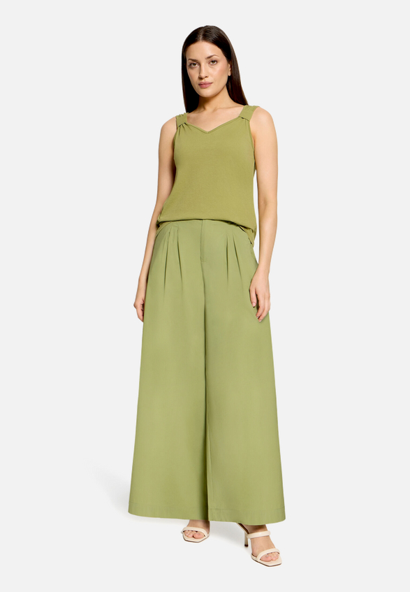 Casual-Hose mit Bundfalten / Modellfoto Vorderseite (Outfit)