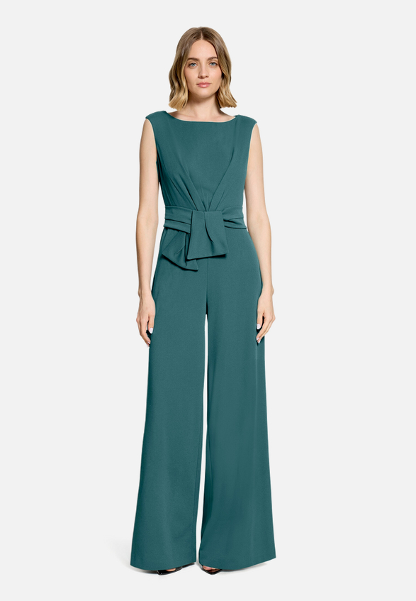 Jumpsuit mit weitem Bein / Modellfoto Vorderseite
