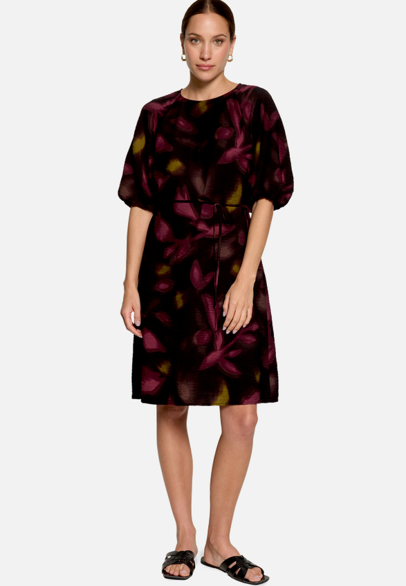 Minikleid mit Blumen / Modellfoto Vorderseite