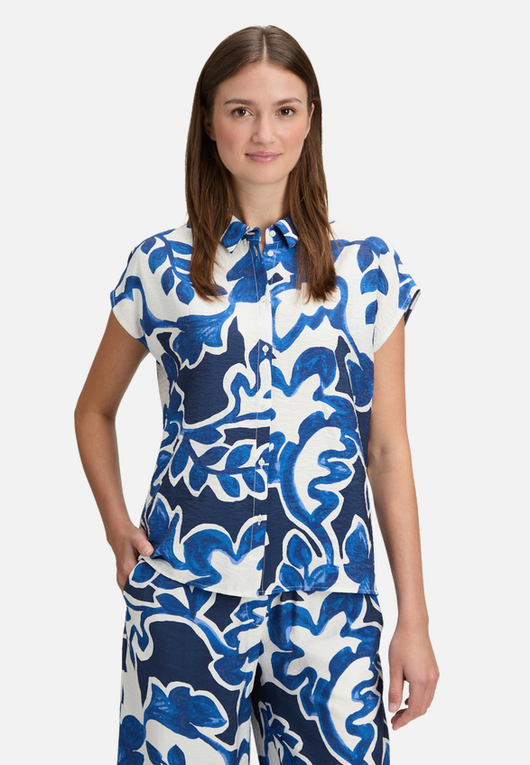 Hemdbluse mit Print / Modellfoto Vorderseite