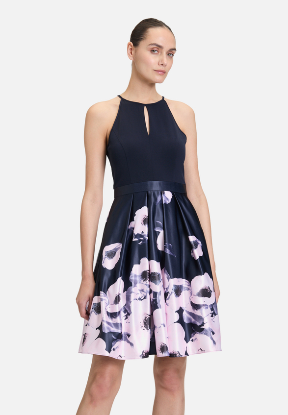 Cocktailkleid mit Blumenprint / Modellfoto Vorderseite