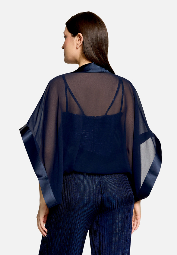 Chiffonstola mit 3/4 Arm / Modellfoto Rückseite