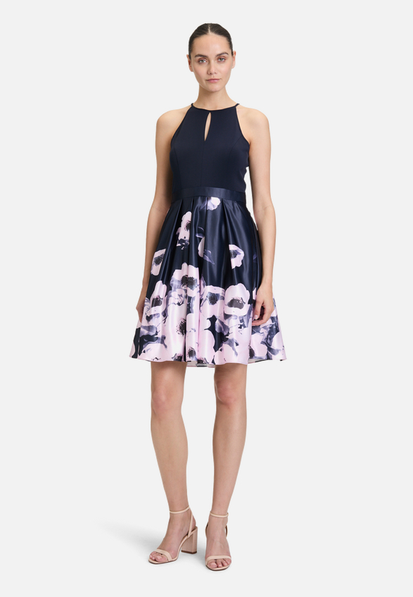 Cocktailkleid mit Blumenprint / Modellfoto Vorderseite (Outfit)