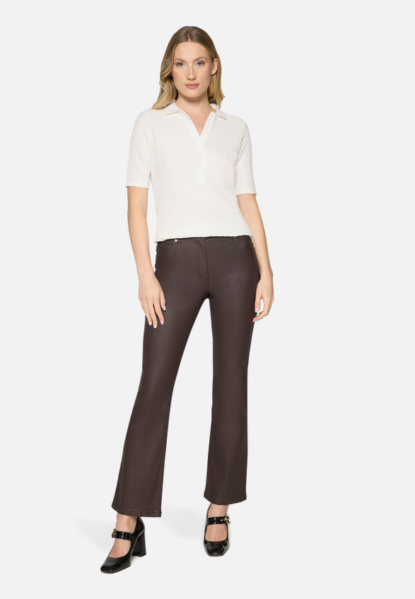 Basic Shirt mit Knöpfen / Modellfoto Vorderseite (Outfit)