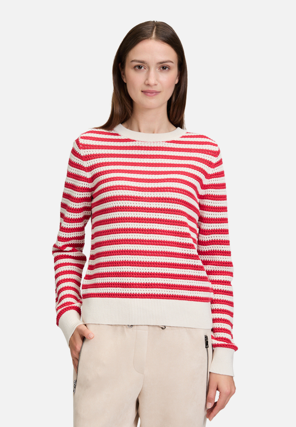 Strickpullover mit Struktur / Modellfoto Vorderseite