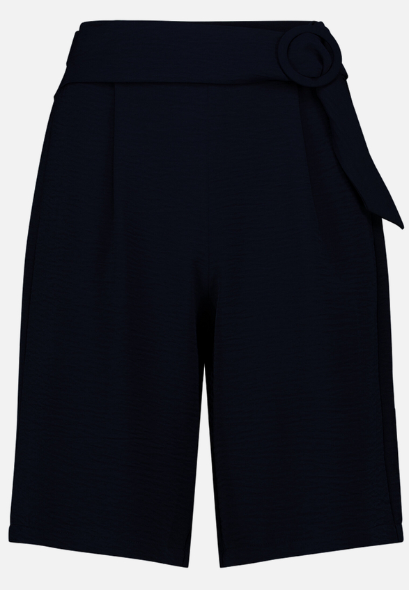 Bermuda-Shorts  mit Gürtel  / Vorderseite