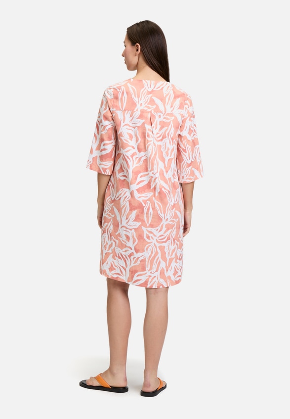 Sommerkleid mit Muster / Modellfoto Rückseite