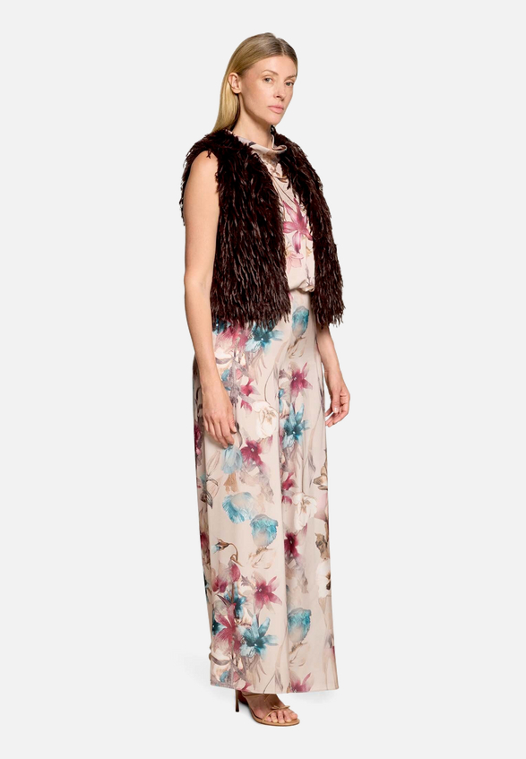 Jumpsuit mit Blumenprint / Modellfoto Vorderseite (Outfit)