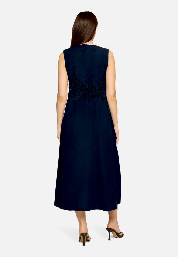 Midikleid mit V-Ausschnitt / Modellfoto Rückseite
